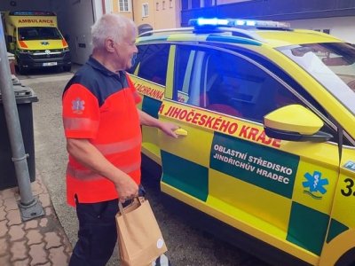 Poslední výjezd a čestné kolečko. Jindřichův Hradec se loučil s legendou záchranky MUDr. Miroslavem Vlasákem